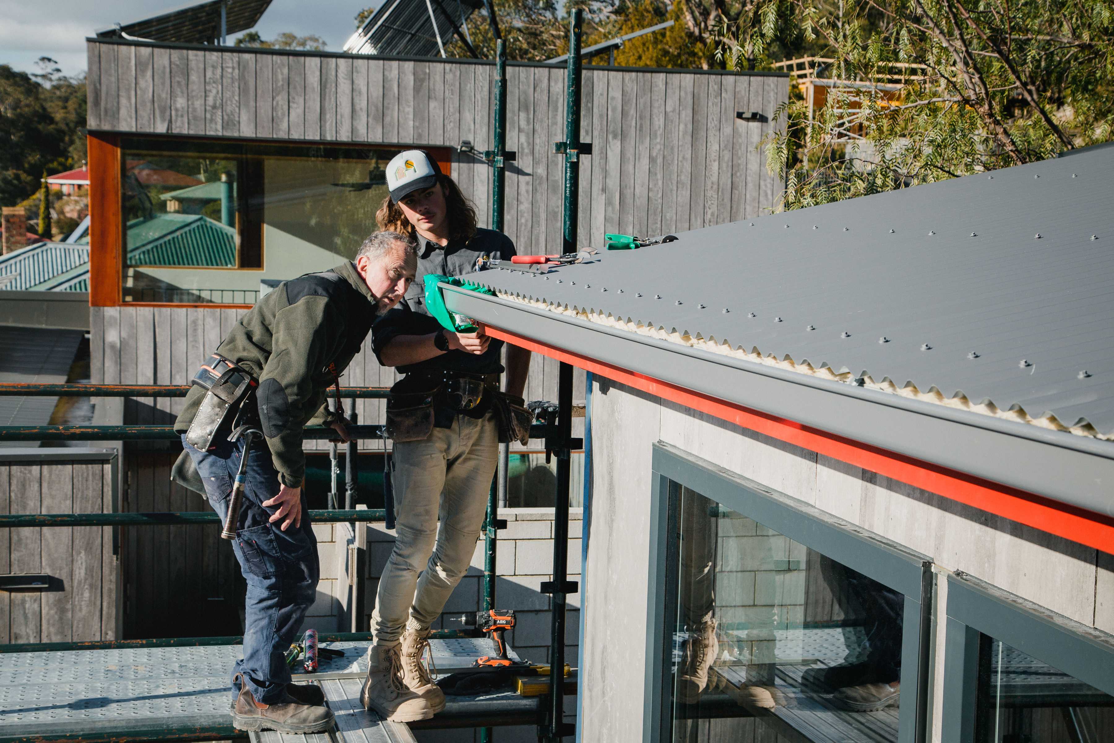 Experienced builder supporting and guiding an apprentice. These clients were creating a fire-safe custom renovation and extension to their bushland home. Photo: Jordan Davis.